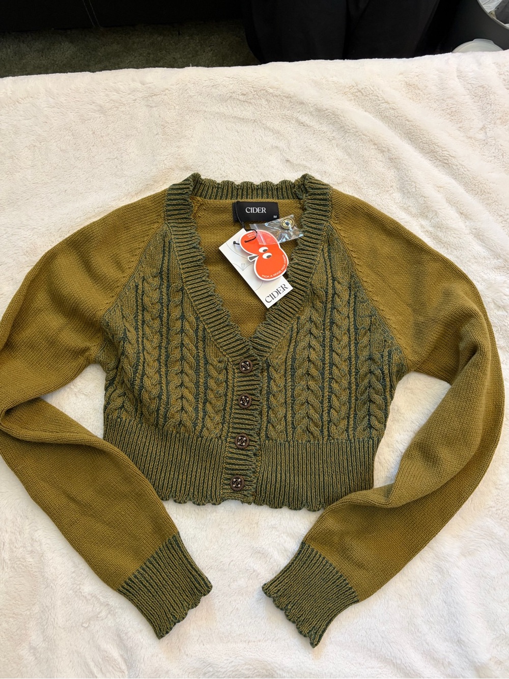 Cider Olive Green Cable Knit V-Neck Cropped Sweater NWT - Picture 1 of 2